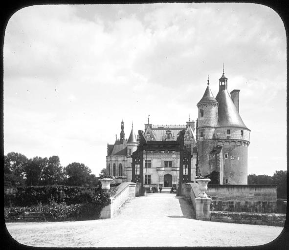 Le château et la tour des Marques vus de l'entrée