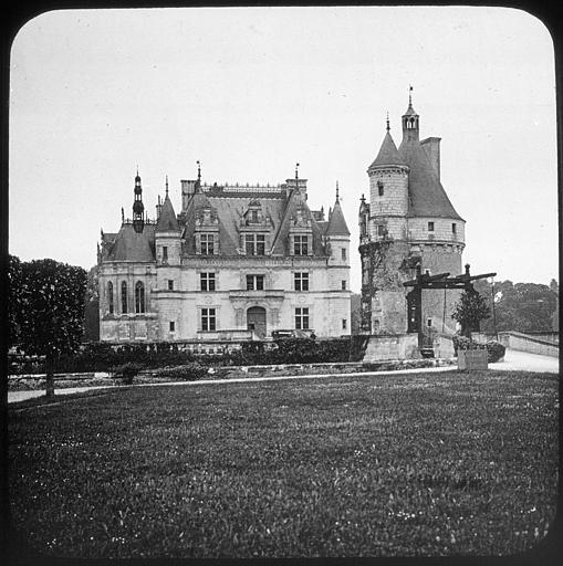 Le château et la tour des Marques vus des jardins