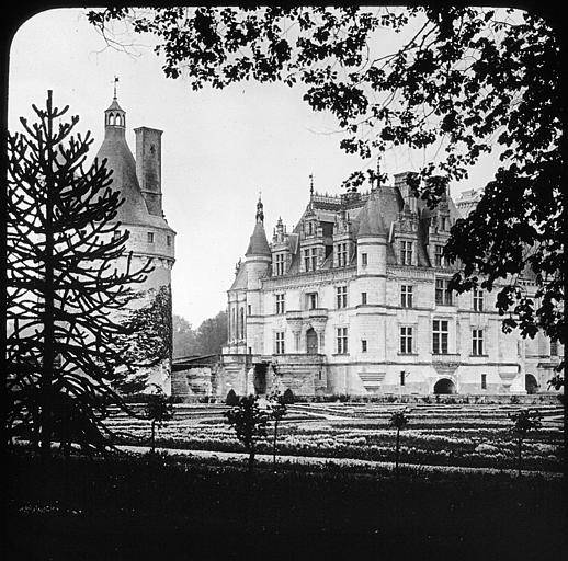 Le château vu d'un coin du parc