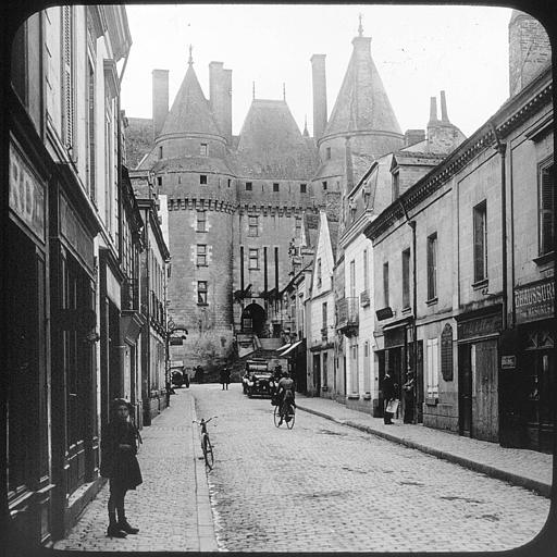 L'entrée du château vue de la ville