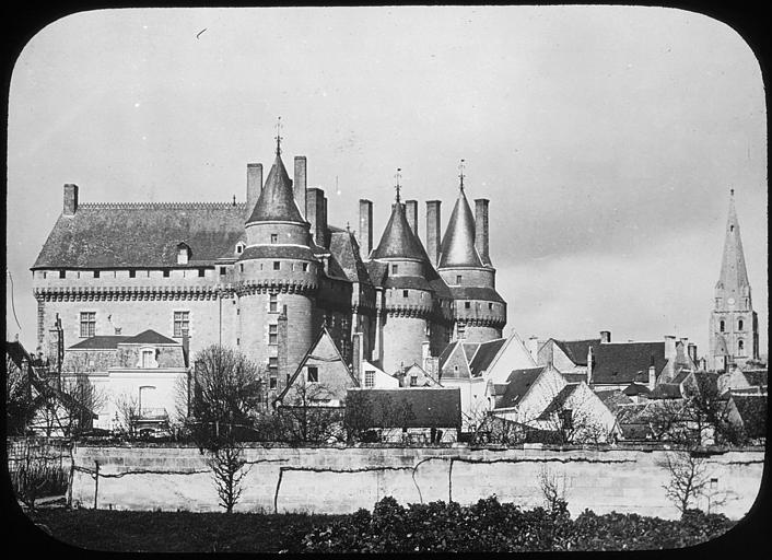 La ville et le château vus des bords de la Loire