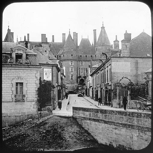 L'entrée du château vue de la ville