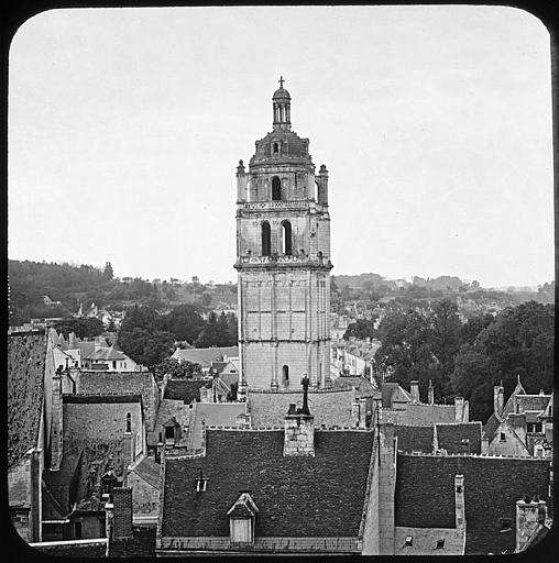 La tour vue du château