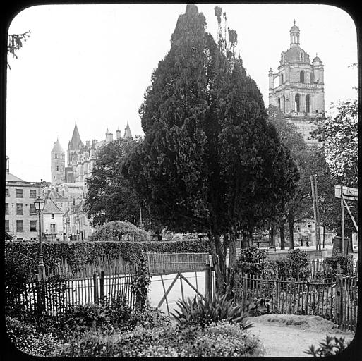 Vue d'ensemble du château et de la tour Saint-Antoine prise d'un jardin