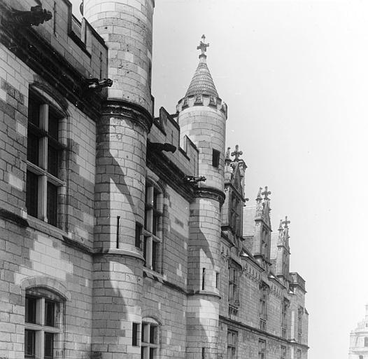 Tour isolée et façade du logis du roi