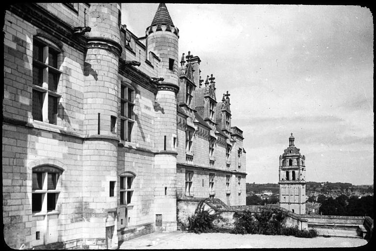 Tour isolée et façade du logis du roi