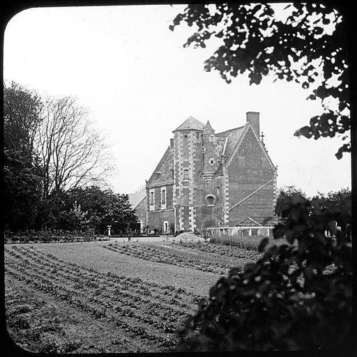 Vue d'ensemble du château et du jardin