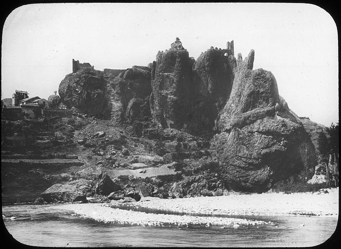 Le château sur son rocher vu des bords de la Loire