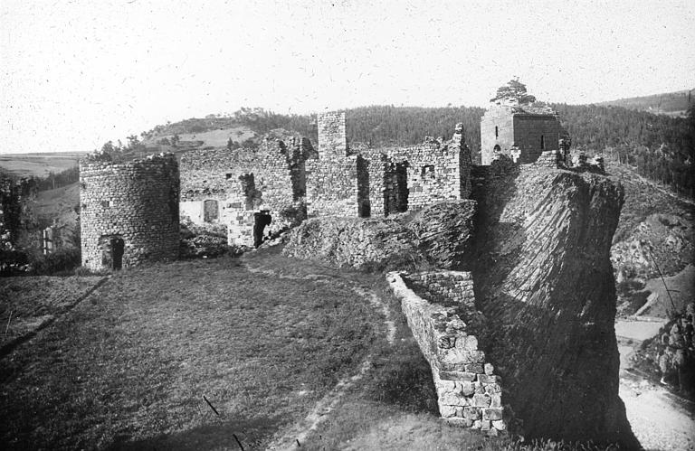 A l'intérieur des ruines du château