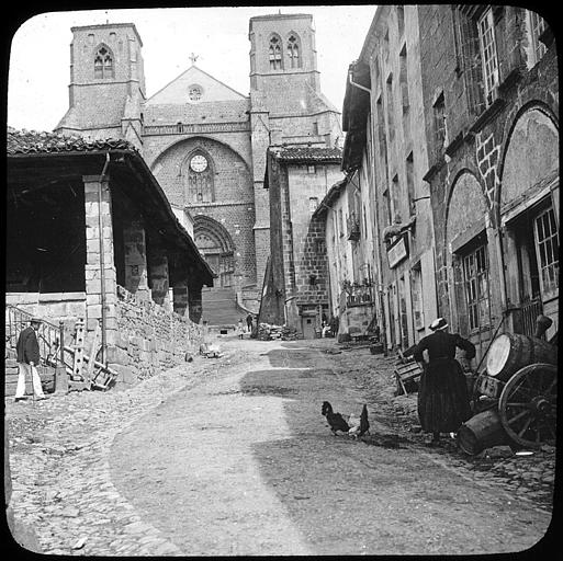 L'abbatiale vue du bourg