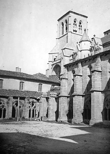 Le cloître et le clocher sud