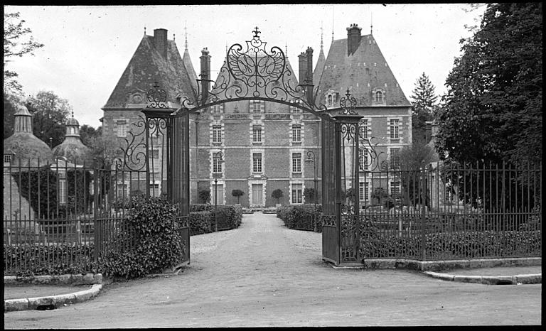 La grille d'entrée et la façade du château