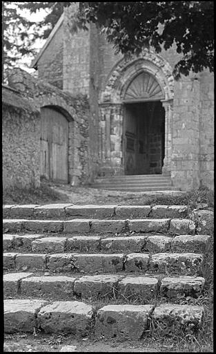 L'escalier conduisant à l'église et le portail