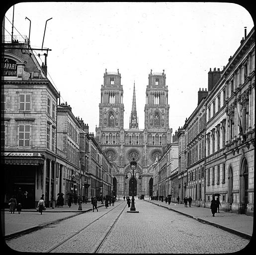 La façade occidentale vue de la rue Jeanne-d'Arc