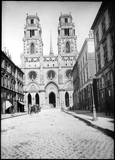 La façade occidentale vue de la rue Jeanne-d'Arc