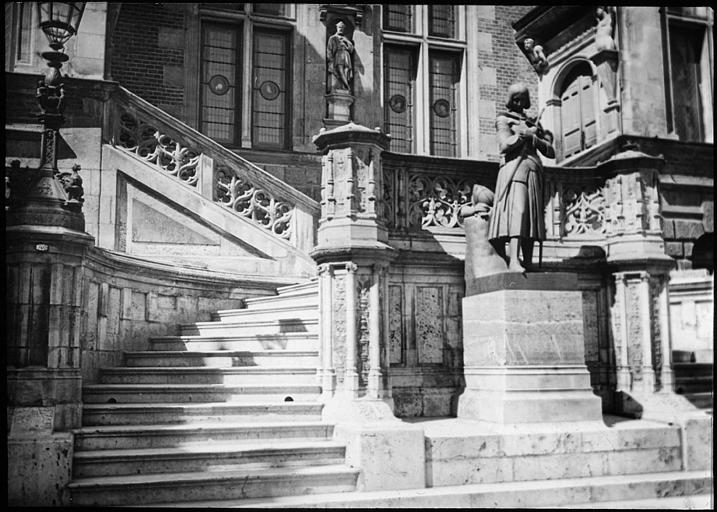 Le perron et la statue de Jeanne-d'Arc