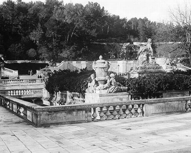 Vue d'ensemble des canaux, vases et statues