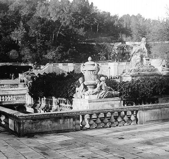 Vue d'ensemble des canaux, vases et statues