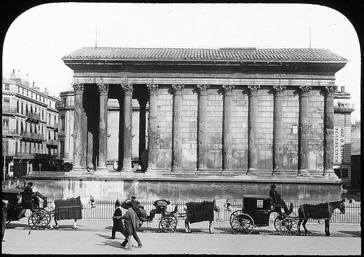 Façade latérale ; voitures hippomobiles