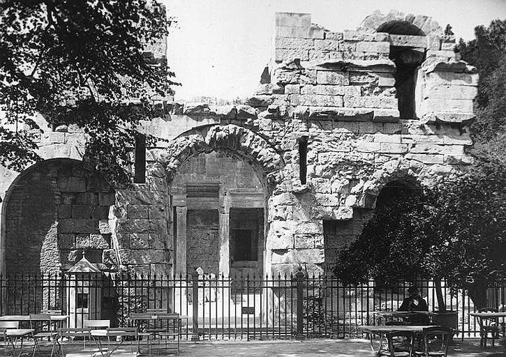 Porte du temple de Diane