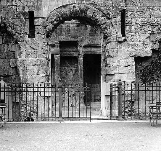 Porte du temple de Diane