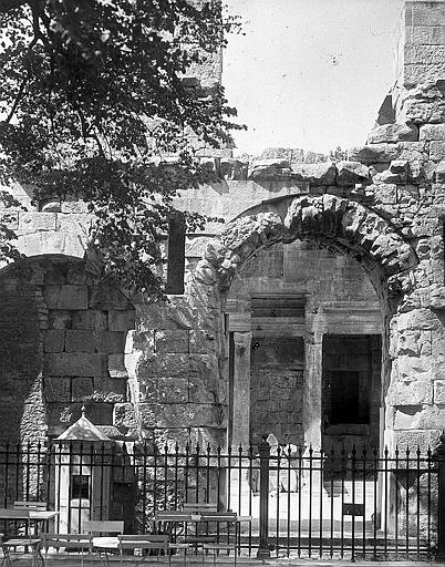 Porte du temple de Diane