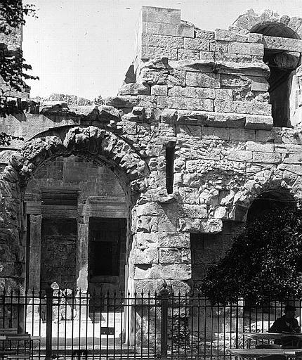 Porte du temple de Diane