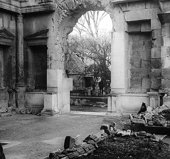 Temple de Diane, vue de l'intérieur vers la porte