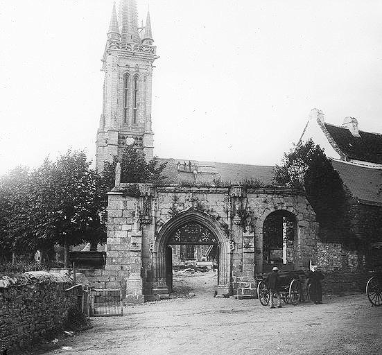 Porte du cimetière et clocher