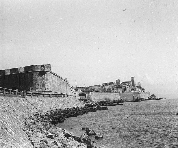 Vue d'ensemble du fort et des remparts