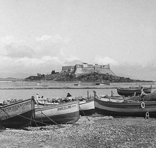 Les remparts vus de la plage ; barques au premier plan