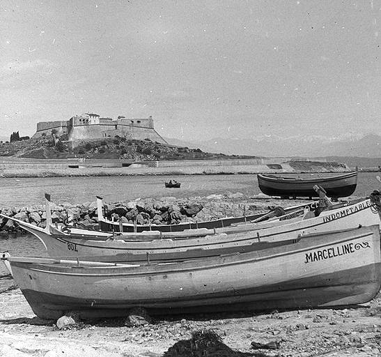 Les remparts vus de la plage ; barques au premier plan