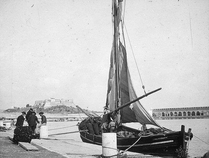 Vue prise du port, voilier au premier plan