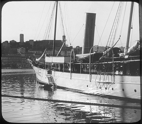 Voilier dans le port