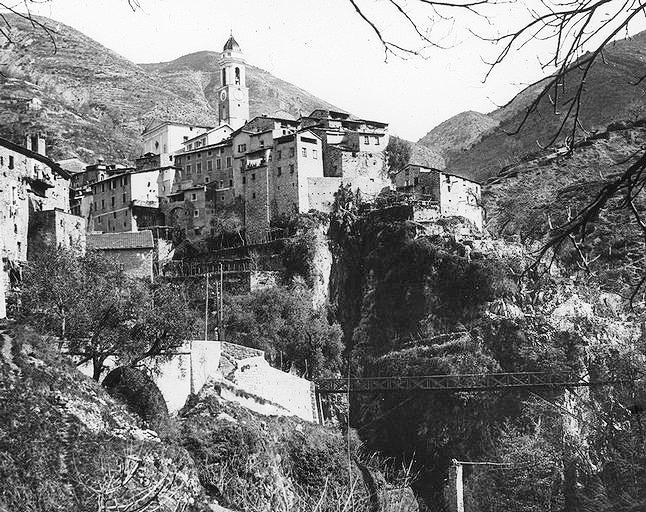 Vue générale du village ; clocher de l'église