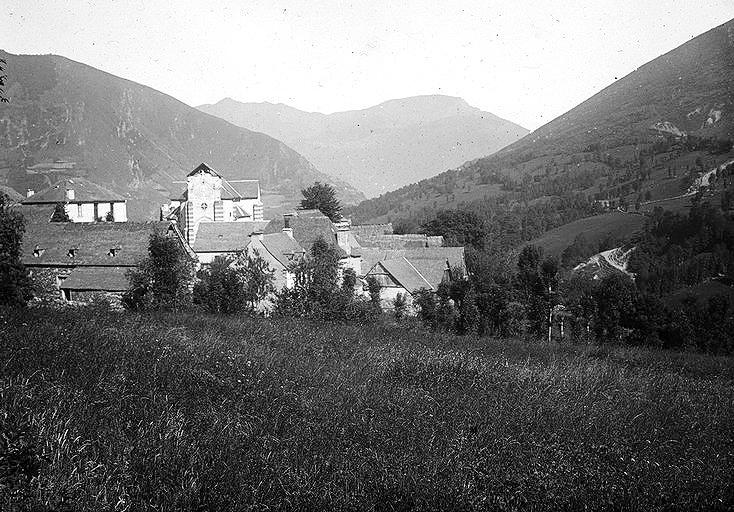 Vue générale du village et de la vallée du Larboust