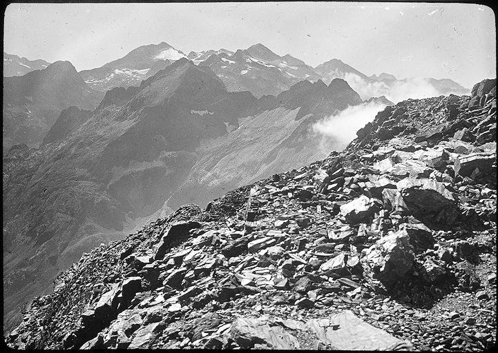 Pic de Sauvegarde, panorama sur le Perdighero et les Posets