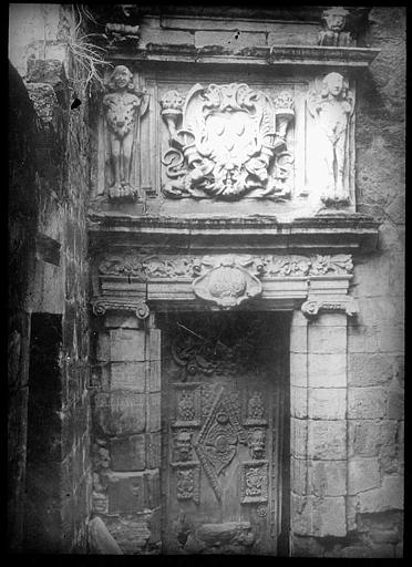 Porte et encadrement déposés à l'office du tourisme (anciennement musée lapidaire) de l'hôtel de la Monnaie