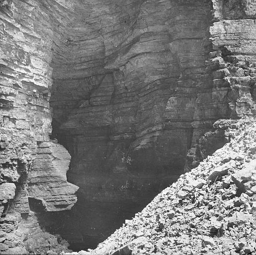 Gouffre de Padirac : le puits et son cône d'éboulis vu de l'entrée des galeries