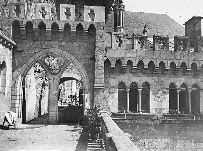 Le palais de l'évêque de Tulle et le corridor vus de la petite terrasse