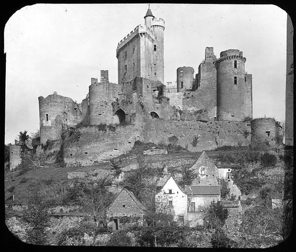 Vue générale du château et du village