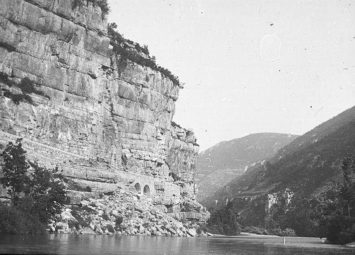 Dans les gorges, vue de la falaise et du Tarn