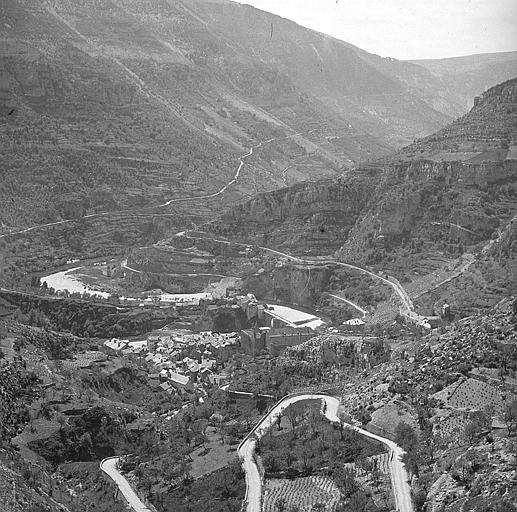 Vue générale du village et des gorges