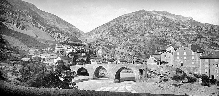 Vue générale du pont et du village dans les gorges