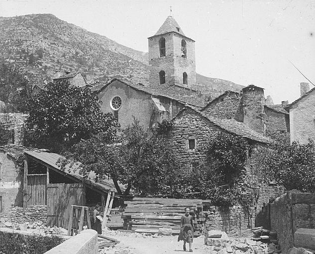 Une rue avec vue du clocher