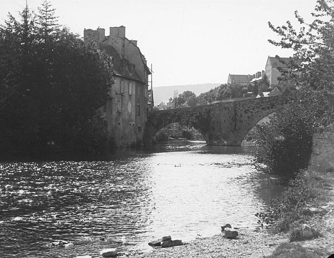 Vue d'ensemble du pont et des maisons