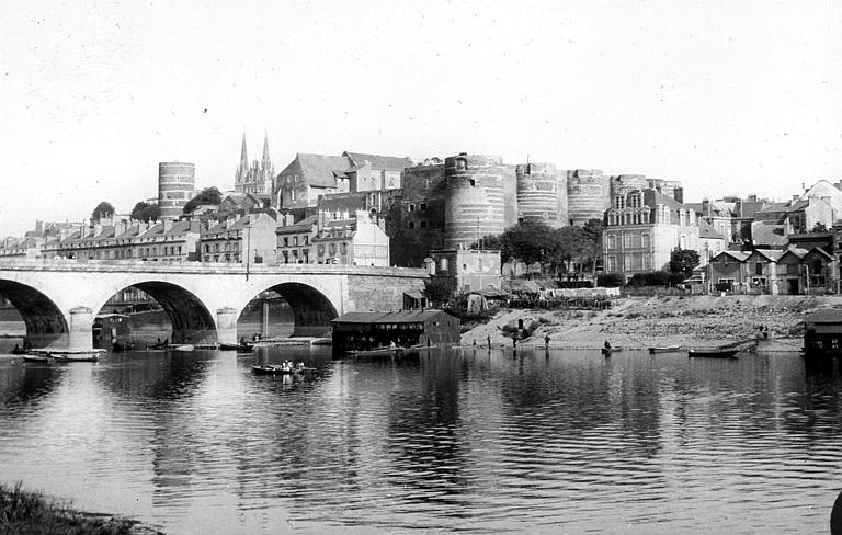 Vue d'ensemble du château, de la cathédrale et du pont prise des bords de la Loire