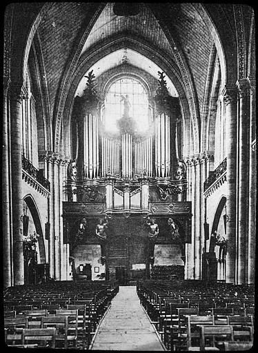 Intérieur, la nef et les grandes orgues