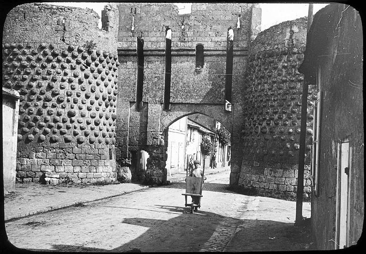 La porte Saint-Jean vue de l'extérieur