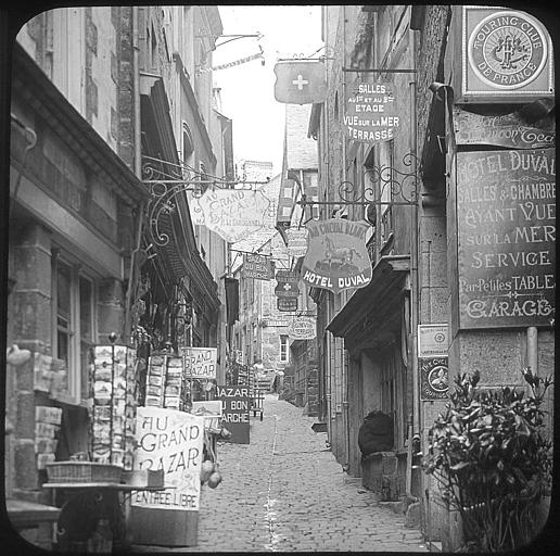 Enseignes sur la rue principale